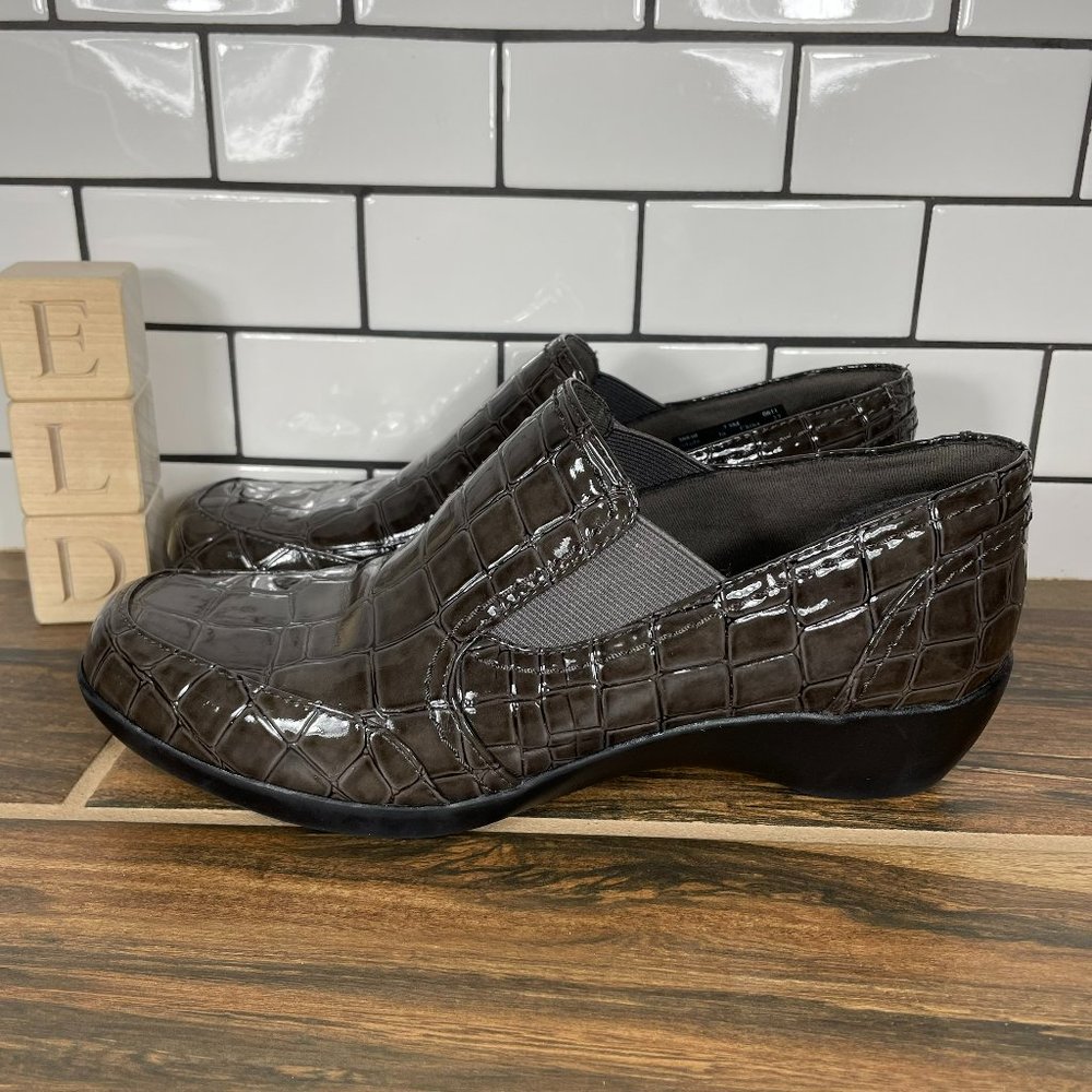 Clarks Bendables Slip On Loafer Dark Taupe Croc Print Faux Leather 36840 Wns 7.5